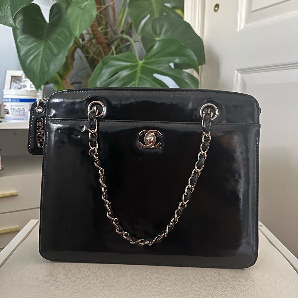 CHANEL CC Logo Enamel Patent Leather Chain hand Bag